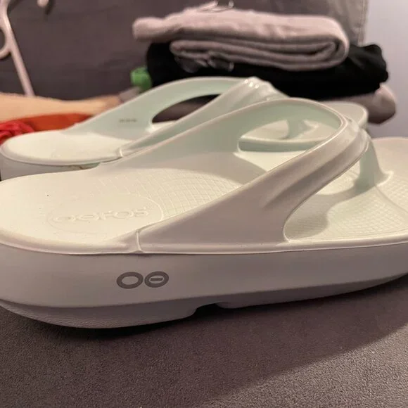 ladies OOFOS flip flops - Picture 3 of 7